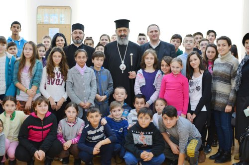 IPS Arhiepiscop Irineu a vizitat şcoala din Sântimbru, Alba Poza 65887