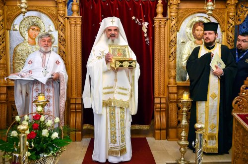 Patriarhul României a oferit o raclă cu moaştele Sfântului Nicolae pentru Parohia Vatra Luminoasă Poza 65124