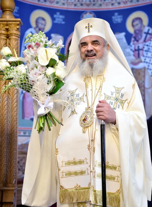 Patriarhul României a oferit o raclă cu moaştele Sfântului Nicolae pentru Parohia Vatra Luminoasă Poza 65126