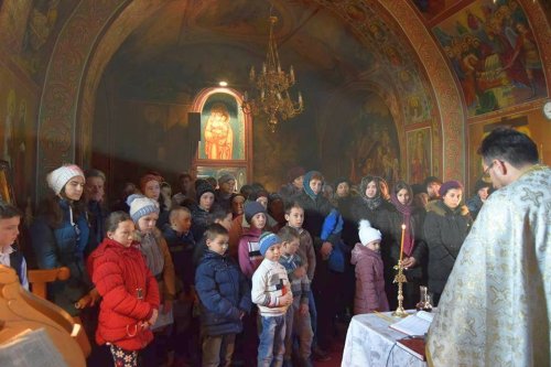 100 de tineri din zona Târgu Frumos participă la proiectul „Sfânta Liturghie - bucuria care nu trece niciodată“ Poza 64156