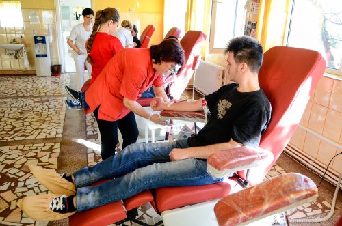 Elevi a două licee din Ploieşti au donat sânge Poza 64214