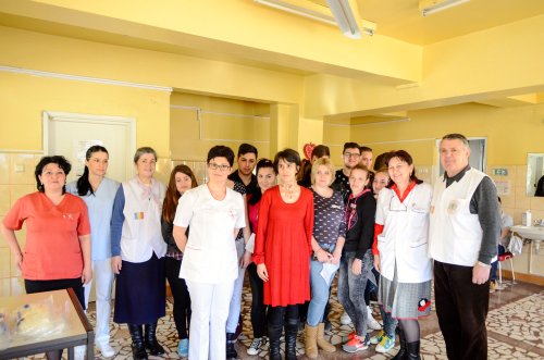 Elevi a două licee din Ploieşti au donat sânge Poza 64216