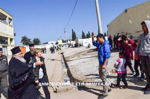 Mitropolitul de Neapolis, în vizită la refugiaţi Poza 64144