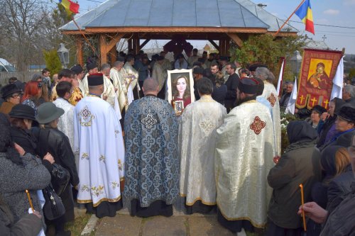 IPS Teofan, prezent la înmormântarea studentei trecute la cele veşnice în accidentul rutier din Spania Poza 62688