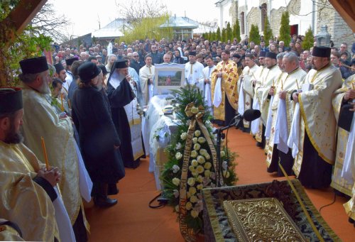 IPS Teofan, prezent la înmormântarea studentei trecute la cele veşnice în accidentul rutier din Spania Poza 62689