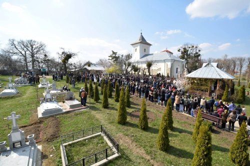 IPS Teofan, prezent la înmormântarea studentei trecute la cele veşnice în accidentul rutier din Spania Poza 62690