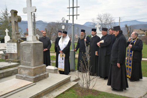 Slujbă de pomenire pentru părintele Gheorghe Mironescu Poza 62633