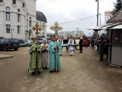 Procesiune în cinstea Sfintei Cruci, la Oneşti  Poza 62389