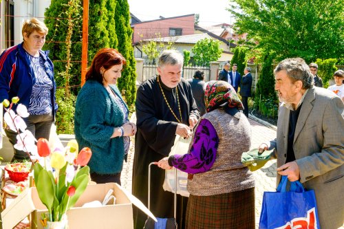 În Capitală, daruri pentru o masă de Paști Poza 61430