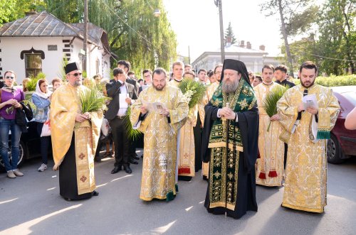 Rugăciune adusă lui Dumnezeu cu stâlpări și ramuri verzi Poza 61229