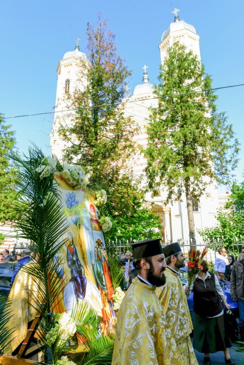 Rugăciune adusă lui Dumnezeu cu stâlpări și ramuri verzi Poza 61240