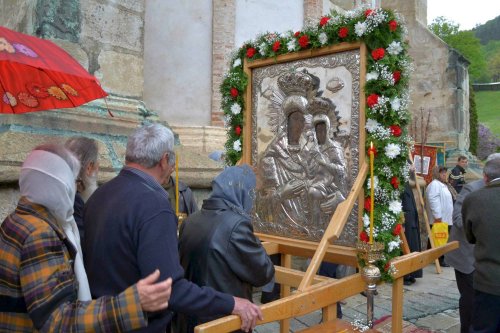 „Oamenii au fost încredinţaţi Maicii Domnului de Hristos atunci când El era pe cruce“ Poza 60626