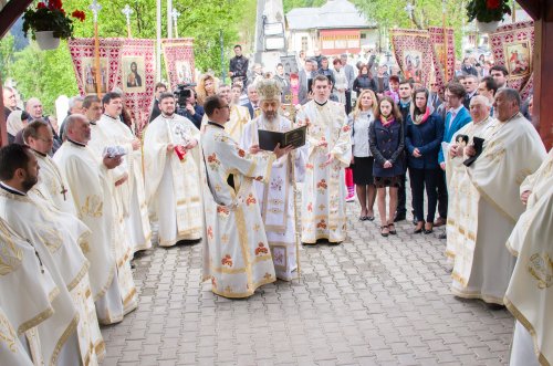 Slujiri arhiereşti în Duminica Mironosiţelor Poza 60038