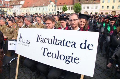 Festivitate de absolvire „Gaudeamus” în Piața Mare din Sibiu Poza 59913