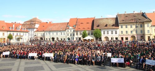 Festivitate de absolvire „Gaudeamus” în Piața Mare din Sibiu Poza 59916