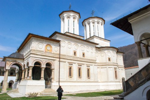 Biserici şi mănăstiri în haine de praznic Poza 59799