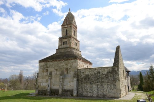 Biserica din Densuș, locul unde pietrele mărturisesc Poza 59748