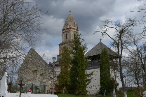 Biserica din Densuș, locul unde pietrele mărturisesc Poza 59749
