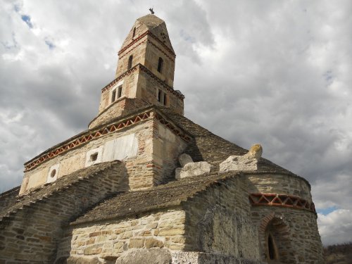 Biserica din Densuș, locul unde pietrele mărturisesc Poza 59756