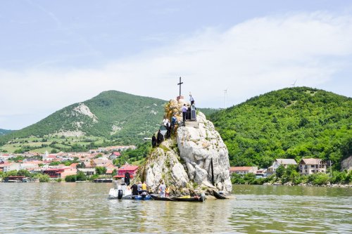 Sfințire de troiță pe apele Dunării Poza 59180