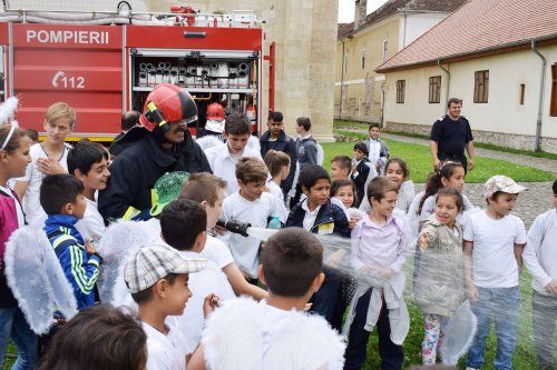1000 de copii la manifestarea „Îmbrăţişare de îngeri” la Alba Iulia Poza 58956