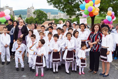 1000 de copii la manifestarea „Îmbrăţişare de îngeri” la Alba Iulia Poza 58959