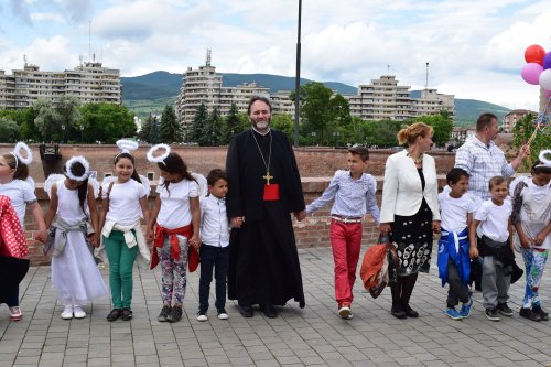 1000 de copii la manifestarea „Îmbrăţişare de îngeri” la Alba Iulia Poza 58962