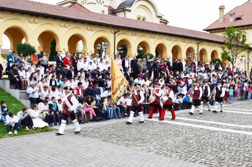1000 de copii la manifestarea „Îmbrăţişare de îngeri” la Alba Iulia Poza 58964