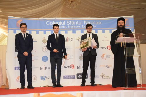 Cei mai implicaţi membri ai Colegiului „Sfântul Nicolae“, premiaţi la Gala Voluntarilor Poza 58798