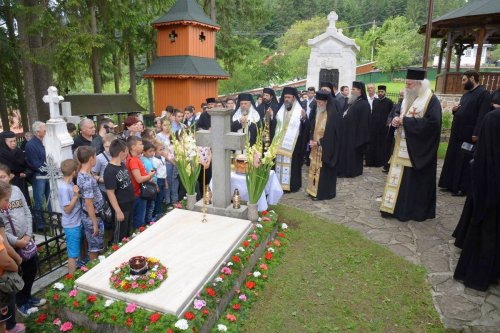 Mitropolitul Irineu Mihălcescu, pomenit la Mănăstirea Agapia Poza 58473