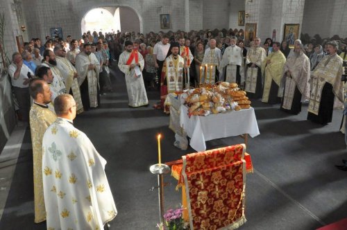 Prezenţă arhierească la hramul Bisericii „Sfântul Iulian din Tars“ Poza 58152