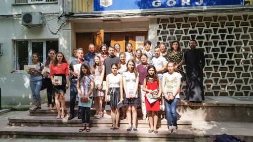 Premii pentru elevii silitori din Mitropolia Olteniei Poza 57761