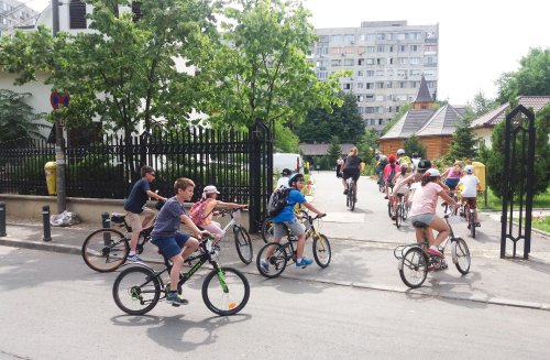 Copii pe bicicletă, pelerini la bisericile din Drumul Taberei Poza 57587