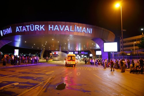 Mesaj de compasiune pentru victimele atentatului de pe Aeroportul internaţional din Istanbul Poza 57529