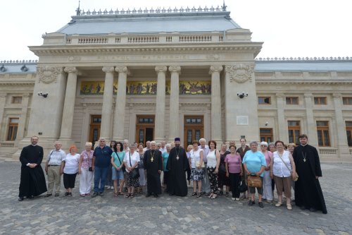 Pelerini români din Ungaria la biserici și mănăstiri bucureștene Poza 57538
