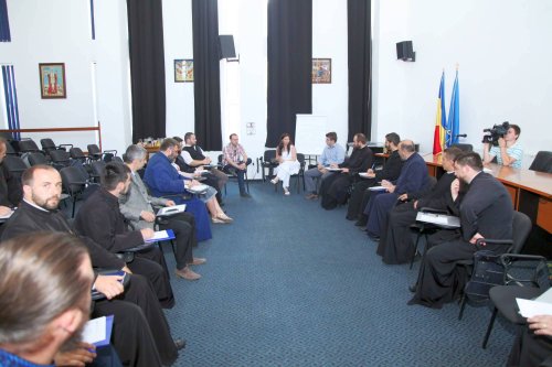 Seminar despre pastoraţia în situaţii de criză, la Sâmbăta de Sus Poza 57052