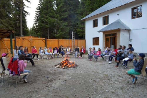 Tineri din Târgoviște în tabără la Mănăstirea Peștera Poza 57036