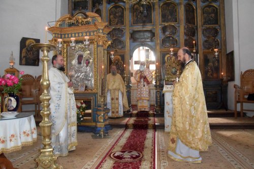 IPS Părinte Mitropolit Teofan, prezent la hramul Centrului social-cultural „Sfântul Ilie“ al Mănăstirii Miclăuşeni Poza 56221