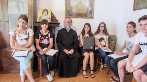 Activităţi cu tinerii la Biserica „Sfântul Nicolae”-Brânduşa, din Craiova Poza 55558