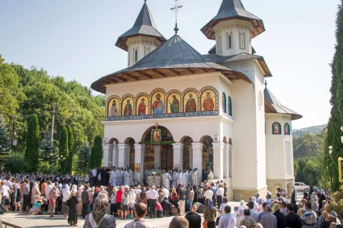 Credincioşi din toată ţara sunt aşteptaţi la sărbătorile Sfinţilor Nemţeni Poza 55534