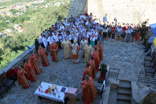 Liturghie arhierească în cadrul pelerinajului pedestru „Pe urmele sfinţilor nemţeni“ Poza 55417