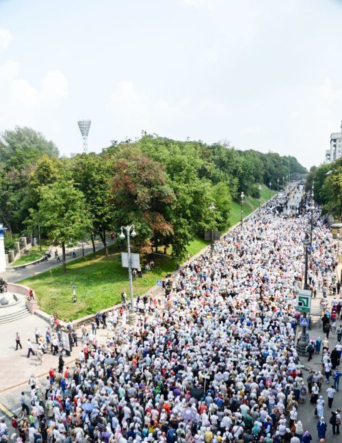 Procesiune cu zeci de mii de credincioşi în Ucraina Poza 55458