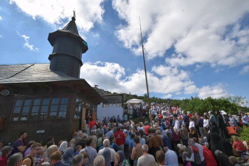 Peste 1.000 de pelerini au urcat la hramul Mănăstirii Ceahlău Poza 55272