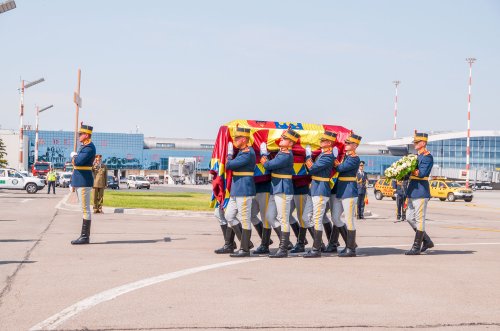 Trupul Reginei Ana a ajuns în România Poza 55193