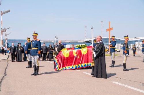 Trupul Reginei Ana a ajuns în România Poza 55194