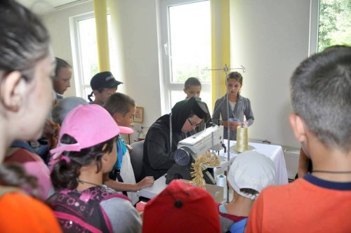 Atelierele Mănăstirii Miclăuşeni vizitate de 35 de copii Poza 54654
