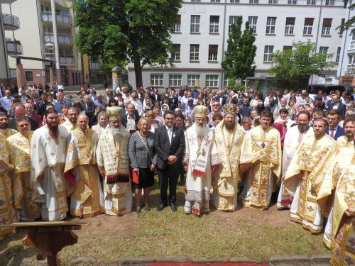 Pentru imigranții români, Biserica înseamnă reîntoarcerea acasă Poza 54557