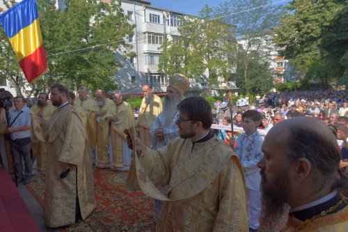 3.000 de credincioşi la sfinţirea Bisericii „Sfântul Antonie cel Mare“ din Botoşani Poza 54489