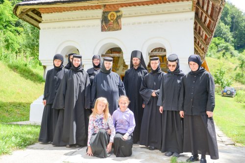 Bradu, mănăstirea suișului în lumină Poza 54457