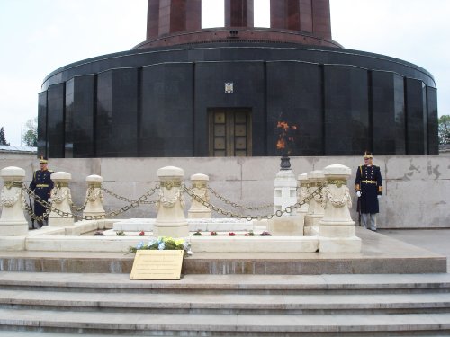 Patriarhul României se roagă pentru eroii români jertfiți în Primul Război Mondial Poza 54158